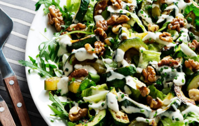 LCHF šalát s cuketami a orechmi LCHF šalát s cuketami a orechmi